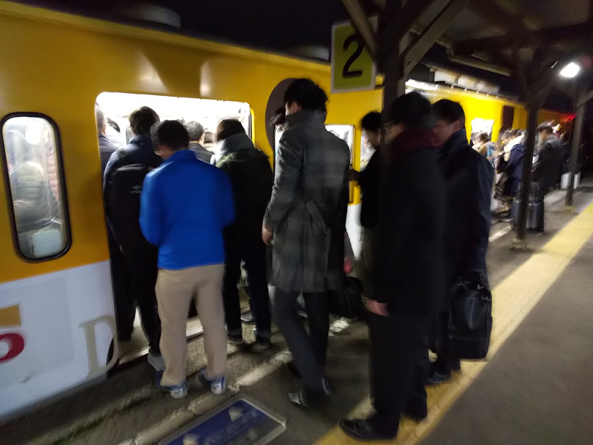 画像 Jr東海道本線稲枝 能登川間が沿線火災で運休 運転再開の見込みなし というんで近江鉄道に乗ったら激混みです 高宮で近江八幡行きに乗りましたが はたして いつ帰れ まとめダネ