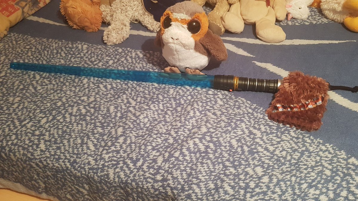 RLightDark's tweet photo. //Por ahora solo tengo la espada y el porg (y el peinado que es easy) https://t.co/R2edR1iPA8