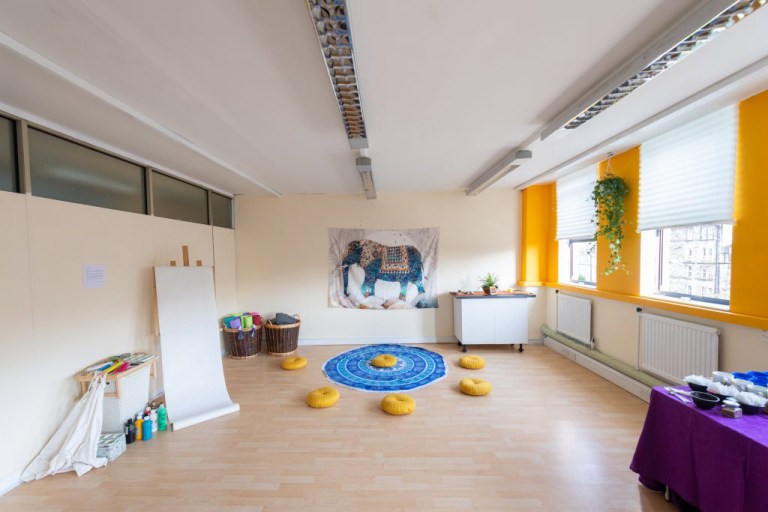invisiblecaims's tweet photo. looking for a nice space to hire? our studio 5.03 at 151 London Rd, #edinburgh #edinburghpalette has 6 windows and a peaceful atmosphere-ask for more infos giada@invisiblecaims.com #invisiblecaims #art #edinburghclass #edinburghworkshop #yogaedinburgh #creativity #hireaspace https://t.co/Qt5TDNs2Kv