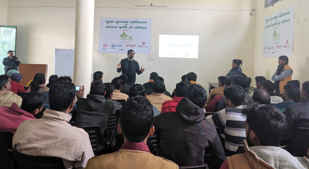 GaonConnection's tweet photo. सामुदायिक पत्रकारिता को बढ़ावा दे���े के लिए @GaonConnection की तरफ से बरेली में युवा किसानों को #community #journalism की ट्रेनिंग दी गयी। ये युवा अब अपने गाँव व समुदाय की आवाज़ बनेंगे #SwayamProject #communityjournalist @Manish81Mishra @divendrasingh https://t.co/ymBuP2KdZY