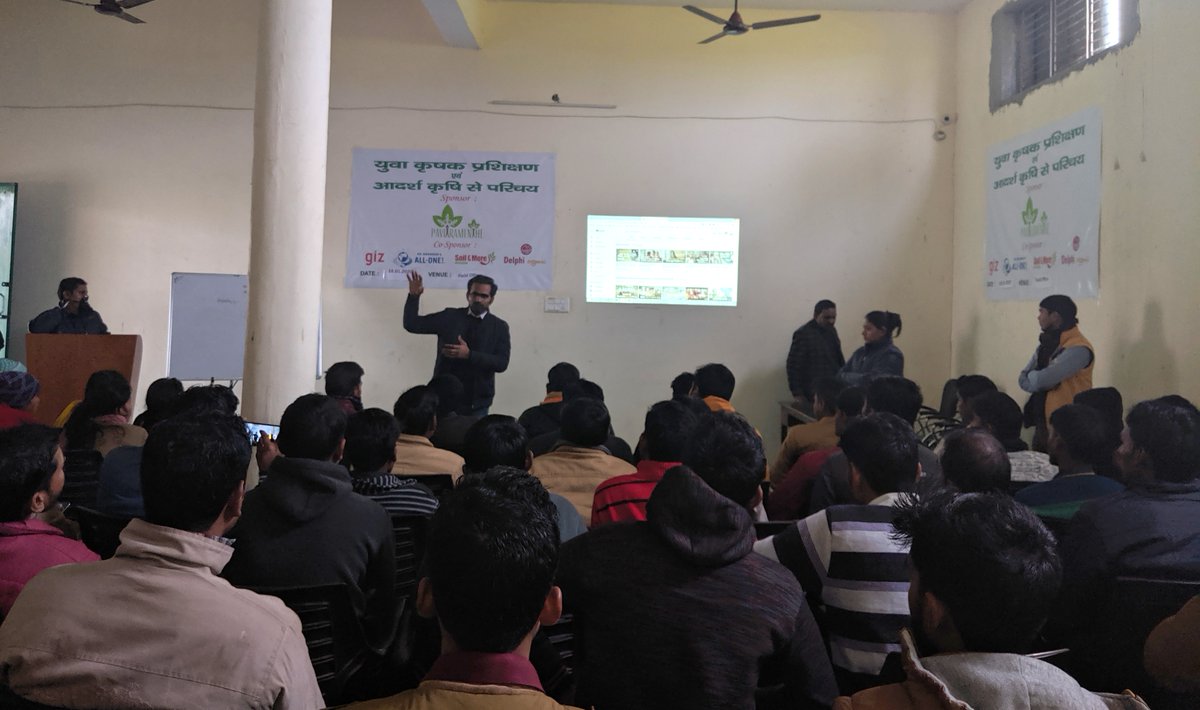 GaonConnection's tweet photo. सामुदायिक पत्रकारिता को बढ़ावा दे���े के लिए @GaonConnection की तरफ से बरेली में युवा किसानों को #community #journalism की ट्रेनिंग दी गयी। ये युवा अब अपने गाँव व समुदाय की आवाज़ बनेंगे #SwayamProject #communityjournalist @Manish81Mishra @divendrasingh https://t.co/ymBuP2KdZY