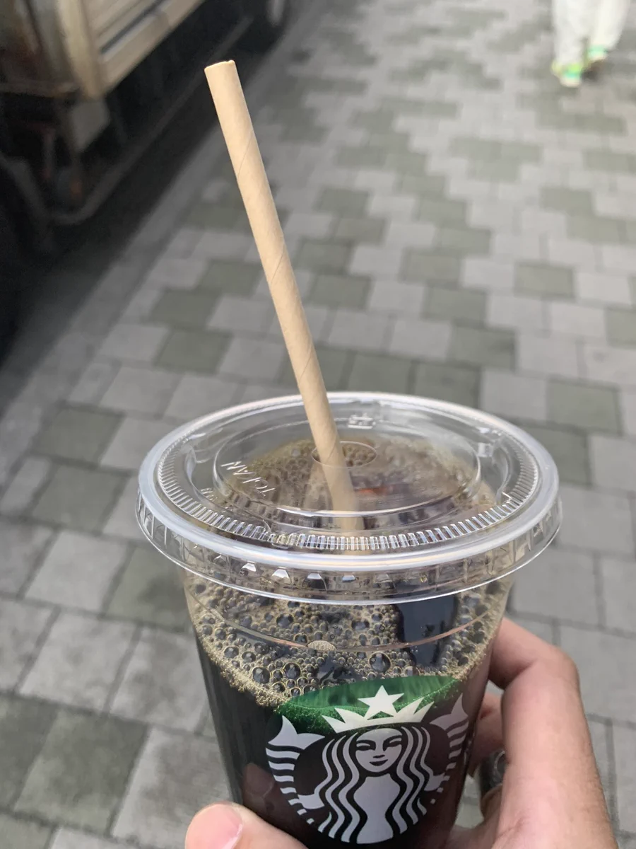 紙ストローじゃなくて、紙コップにすればいいのでは？