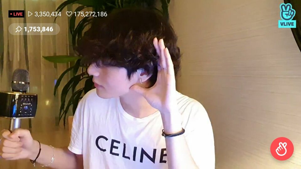 เป็นน่ารักว่ะไอ้ต้าว เดินไปหยิบไมค์มาร้อง แล้วก็นั่งเต้นดุ้กดิ้กๆๆๆๆ เอียงหูฟังอีก อยากจะโกนใส่ว่าน่ารักโว้ยยย
#TAEHYUNG #BTS