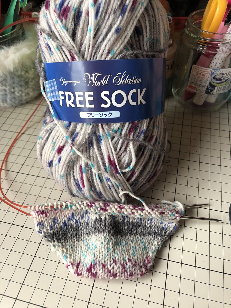 hiyori9696's tweet photo. #編み物 #FREESOCK #靴下
いろいろ編みかけの物仕上げた。
バックに三角ショールにグラニースクエアは糸が足んない(・・;)
なので、靴下編み始めた。
もう毛糸は買わないぞ!
ネットでは………💦
お店で見たら買うだろーな。 https://t.co/CZDKYU7MrA
