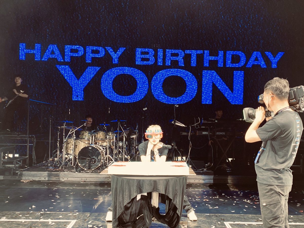 official_yoon_'s tweet photo. 누워있는동안 여러분들 축하 하나하나 감사히 잘 봤습니다 ㅠㅠ 고마워요 인서💙 https://t.co/RZw8rcBOTZ