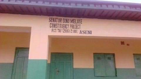 CovenantTinubu's tweet photo. Dino Melaye's house VS Dino's constituency project. 

Now let me ask you, did Dino serve himself or the people? https://t.co/2psPZQ3trY