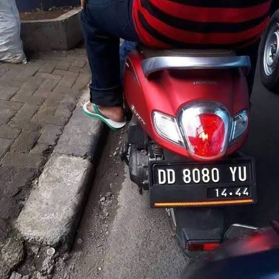 28. Huruf depan di nomor plat kendaraan bermotor Indonesia nggak ada huruf C, karena penomoran tersebut adalah warisan Belanda, dan di bahasa Belanda tidak ada huruf C.