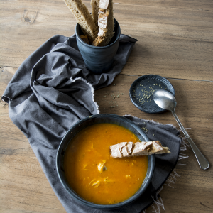 Hello Beauty!  Wat een gave #glazuur... 😍 hiptafelen.nl/product-catego…    Inspiratiebron "Binnenbanden van een fiets"
De grijzige, talkachtige tint van binnenbanden vind ik zo tof... dat ik er graag een glazuur van wilde maken. Tada onze RUBBER collectie.
#chef  #tableware #handemade