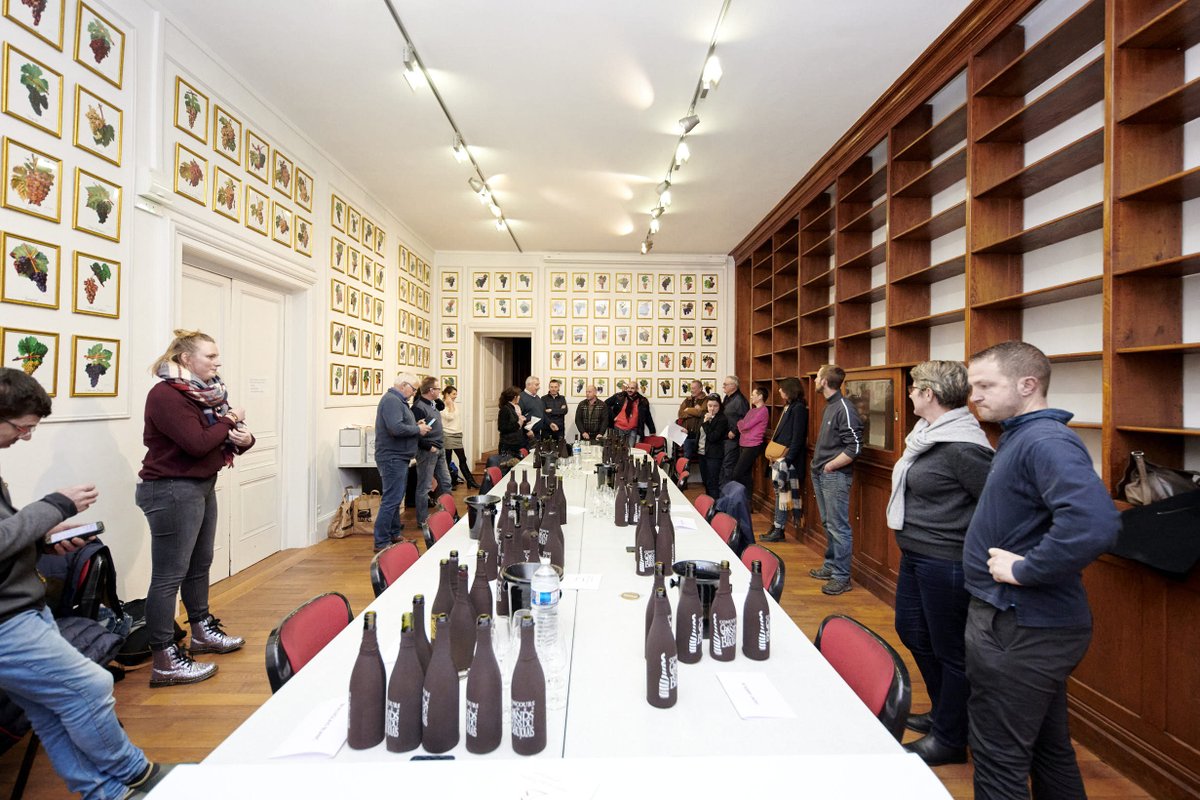 BeaujolaisSia's tweet photo. #SIA2020 nous voilà! Le Stand des Vins du Beaujolais au @Salondelagri , c'est d'abord un collectif!
▶️« C’est une équipe de vignerons qui monte à Paris !»
▶️« L’image qui domine, c’est le collectif. On est là tous ensemble ».
https://t.co/yJJptDimGI https://t.co/wsqH8B1s6C