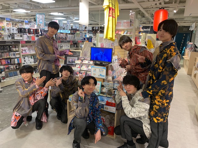 HmvBooksShibuya's tweet photo. 【#原因は自分にある。】「#嗜好に関する世論調査」が大好評発売中の「原因は自分にある。」の皆さんがご来店！色紙にサインなど頂きましたので見に来てください！さらに当店のポーチにサインを入れて頂きました！抽選で1名様にフォロー＆RTでプレゼント！締切は1/31！店舗受取り限定❗️ 当選はDMにて！ https://t.co/zZk8N6MmUp