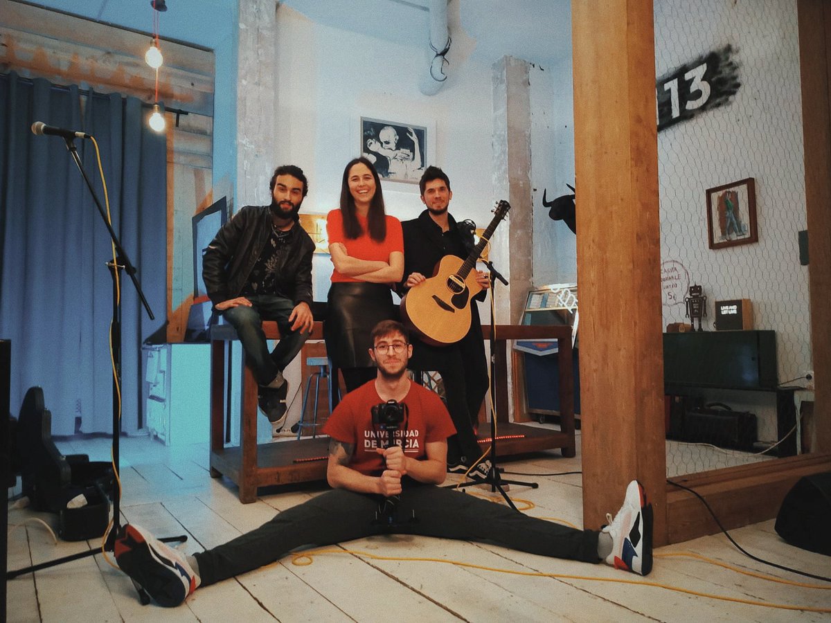 avisaramama's tweet photo. El pasado lunes #loft113 nos abrió sus puertas para grabar un nuevo vídeo 🔥 En breve lo tenéis ¡no os podéis imaginar la canción que hemos escogido! 👽 https://t.co/aFkIPxwcXT