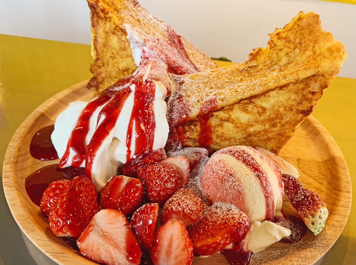 muni_gurume's tweet photo. 【YETI ICE】
@東京：とうきょうスカイツリー駅から徒歩3分

ストロベリー＆クリームフレンチトーストを食べられるお店。

大きめかつ厚みのあるフワフワのフレンチトーストに豪快に生クリームとイチゴで彩った贅沢スイーツ！

ベリーソースの酸味も相性抜群でボリューム満点な逸品です✨ https://t.co/p8FVSvOGaN