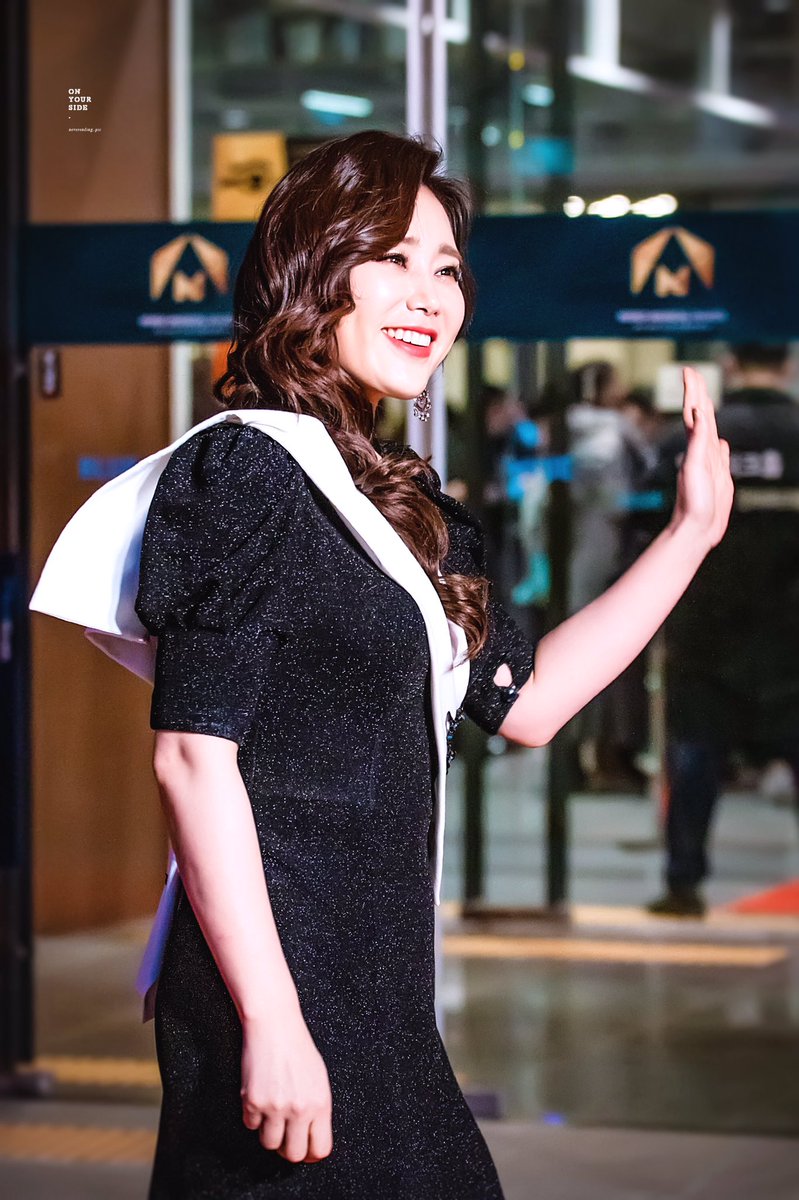 ONYOURSIDE_PIC's tweet photo. 200120
#한국뮤지컬어워즈
#신영숙 배우님 레드카펫 https://t.co/SqMW3fHyfy
