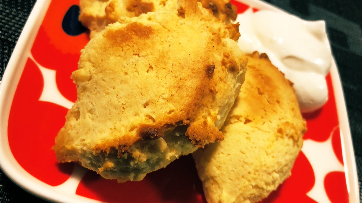 daisy_JNK's tweet photo. き今日のコーヒータイムは手作りスコーン焼きました🥳

家族も食べるので甘さ控えめに。
そしてクリーム多めに。笑

美味しかった～！ https://t.co/CcAV5SPNEo