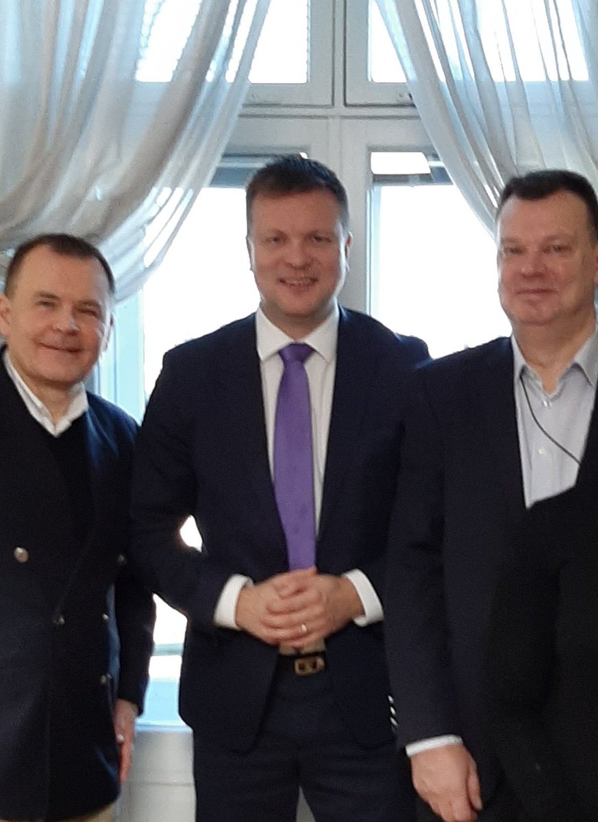 UhvyR's tweet photo. Uhvy tapasi ministeri Ville Skinnarin. Fokuksessa UM:n uudistaminen. Pohdinnassa myös Me-hengen luonti uudestaan.#juko #ulkoministeriö https://t.co/w0YTEiRmgl