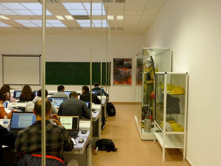 PauCostaF's tweet image. 📚Desde la #PCF y @Hortasj10 se ha estado ofreciendo, en general todo tipo de apoyo técnico y logístico para esta
Maratón de Formación “Incendios Forestales: Ciencia y Gestión Integral” ¡Nos vemos mañana! en la @UdL_info 8 a.m. 🕗 #JornadaIntensiva 💪 Pics: #MásterFuego @mapagob