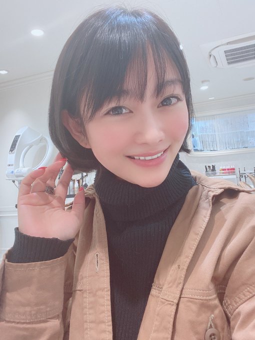 久々黒髪の前髪有りになりました🙌 すっぴんでアイテープもしてないから何か顔違うな😂 https://t.co/7mD4q0VcKv<a href="/tag/%E5%88%9D%E4%BB%A3%E6%81%B5%E6%AF%94%E5%AF%BF%E3%83%9E%E3%82%B9%E3%82%AB%E3%83%83%E3%83%84"class="tags"><span>#初代恵比寿マスカッツ</span></a>