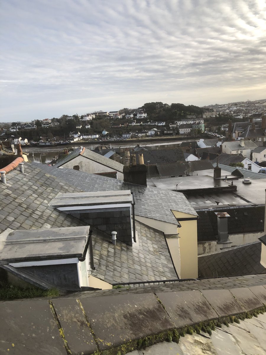 A few #slate repairs to a #velux window carried out in #bideford you can see the old long bridge in the distance, apparently it’s one of the longest #mediaeval bridges in England, a bit of #trivia for your #wednesday morning.
Correct me if I’m wrong 🤣 #bideford #northdevon