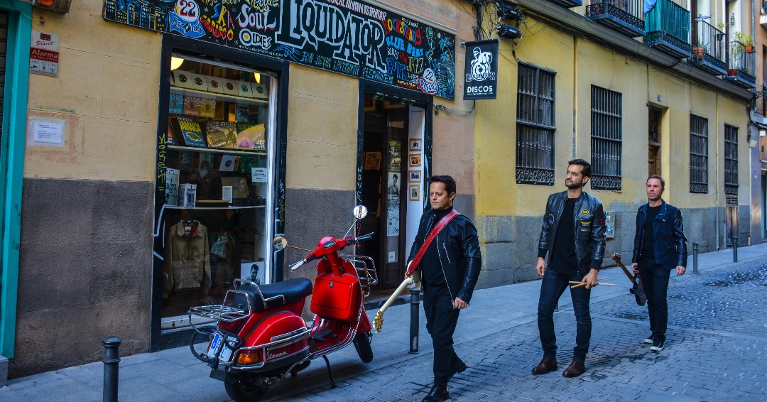 showpayband's tweet photo. Eyyy! Que ya hemos pasado el #bluemonday y estamos de camino al finde!! Esos de la foto deberían alegrar mas las caras 😎
 📍 @LiquidatorMusic https://t.co/XUXaeuME16