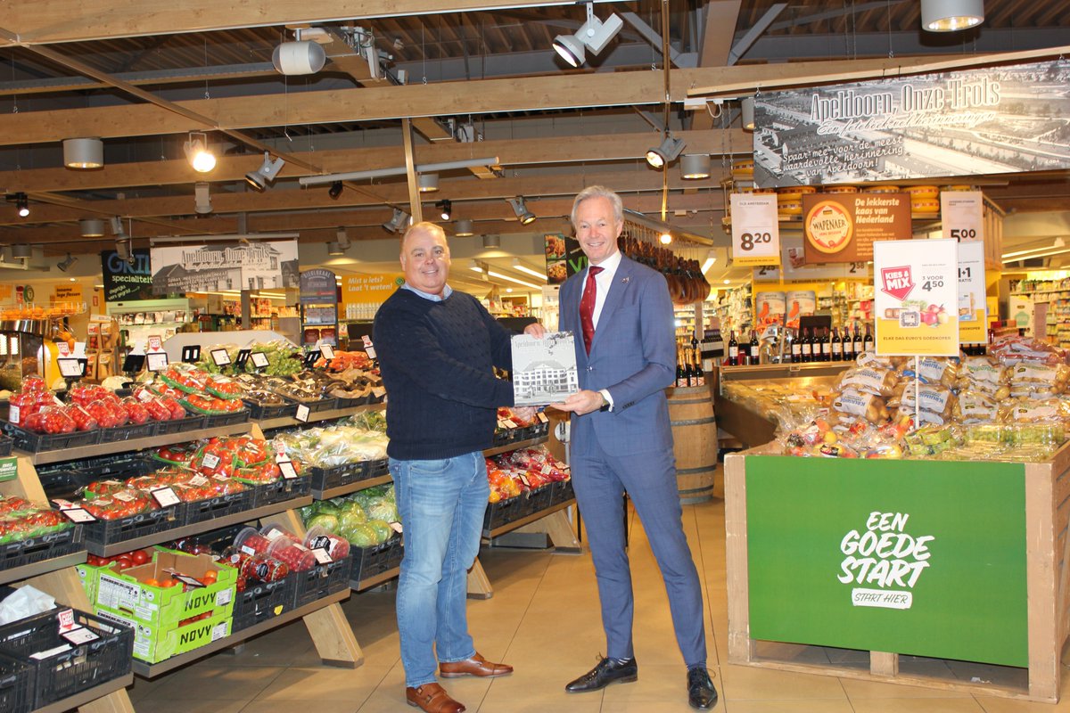 #Apeldoorn, onze trots!

"Dit boek geeft een prachtig beeld van hoe Apeldoorn zich door de jaren heen ontwikkeld heeft. Plaatjes sparen van voetballers gebeurt al jarenlang, maar historische foto’s verzamelen; dat is nieuw in Apeldoorn”, aldus wethouder Jeroen Joon (EZ)
