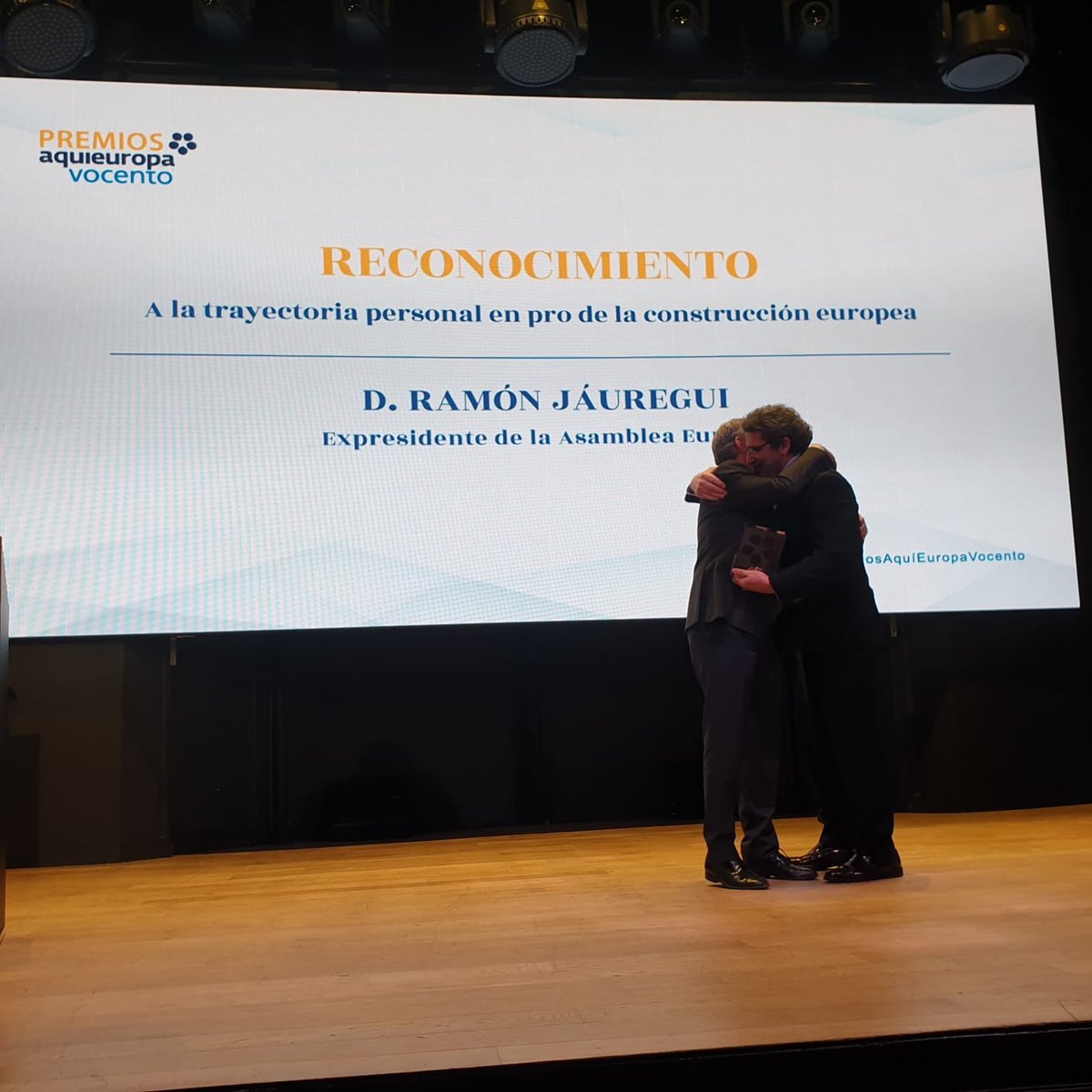 Un verdadero honor entregar el Premio Aquí Europa <a href="/Vocento/">Vocento</a> a <a href="/RJaureguiA/">Ramón Jáuregui</a> en reconocimiento a su compromiso en la construcción europea. Merecida distinción a uno de los grandes socialistas españoles.
<a href="/gpssenado/">PSOE SENADO</a> <a href="/gpscongreso/">PSOE Congreso</a> <a href="/PSOEInternacion/">PSOE Internacional y Cooperación</a>  <a href="/PSOE/">PSOE</a>