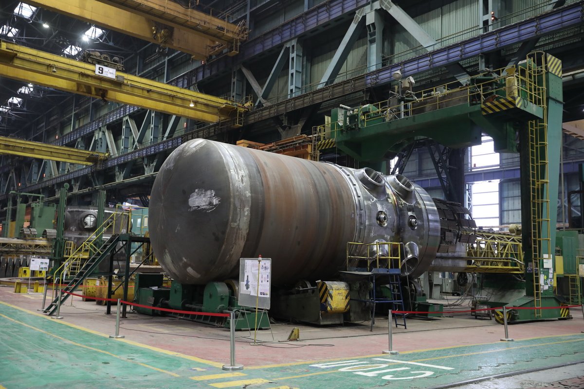 Syndroma3's tweet photo. Final welding of Akkuyu-1 reactor starts. Both halves of the vessel were aligned and fixed. The welding will go on for 10 days.
#AtomMash #Akkuyu #VVER https://t.co/tDAOejnW7S