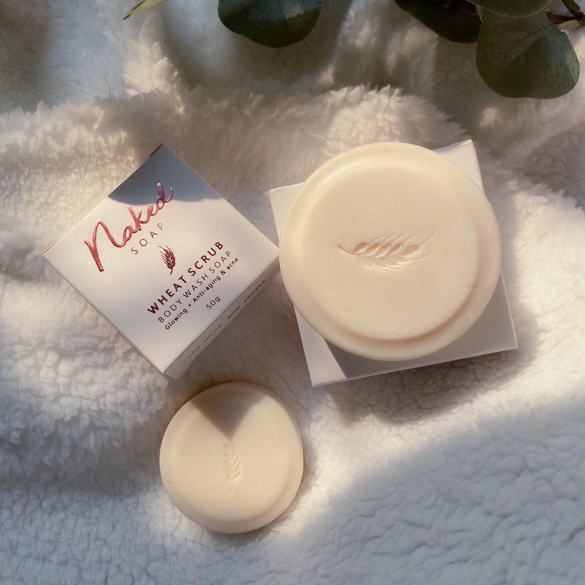 Juneliereview's tweet photo. ช่วงนี้ฝุ่นเยอะผิวต้องแข็งแรง มาสครับผิวด้วยสบู่ ‘Naked Soap’ สบู่สครับเม็ดละเอียด ไม่บาดผิว มีส่วนผสมของน้ำมันจมูกข้าวสาลี วิตามิน EและB มีสารต่อต้านอนุมูลอิสระ และยังช่วยผลัดเซลล์ผิวเก่าออกด้วย ล้างออกก็ไม่รู้สึกว่าผิวแห้ง ยังให้ความนุ่มชุ่มชื่นอยู่จ้า #nakedsoap #itsnakedtime https://t.co/EIAIdSWbvR