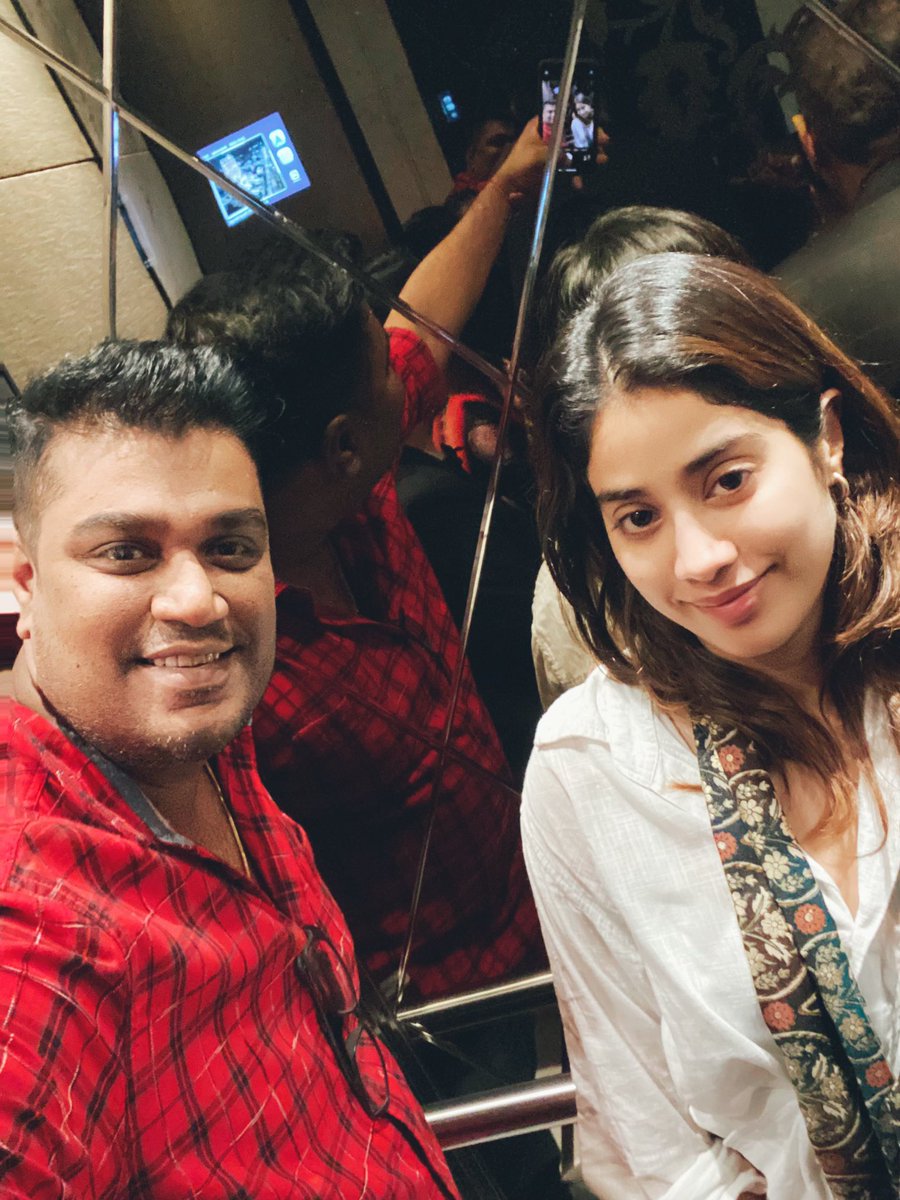 ranjanb_in's tweet photo. My First Selfie ❤️
.
.
.
.
.
.
#bollywood #actress #janhvikapoor #janhvi #pulsefilm #xelfies #instacanvasind #portraitsindia #main_vision #ranjanb #photography #ranjanbhattacharyaphotography #portraitsofinterest #indiaphotoproject #portrait_vision #vscomag #like4like #like https://t.co/S08Peev0Er