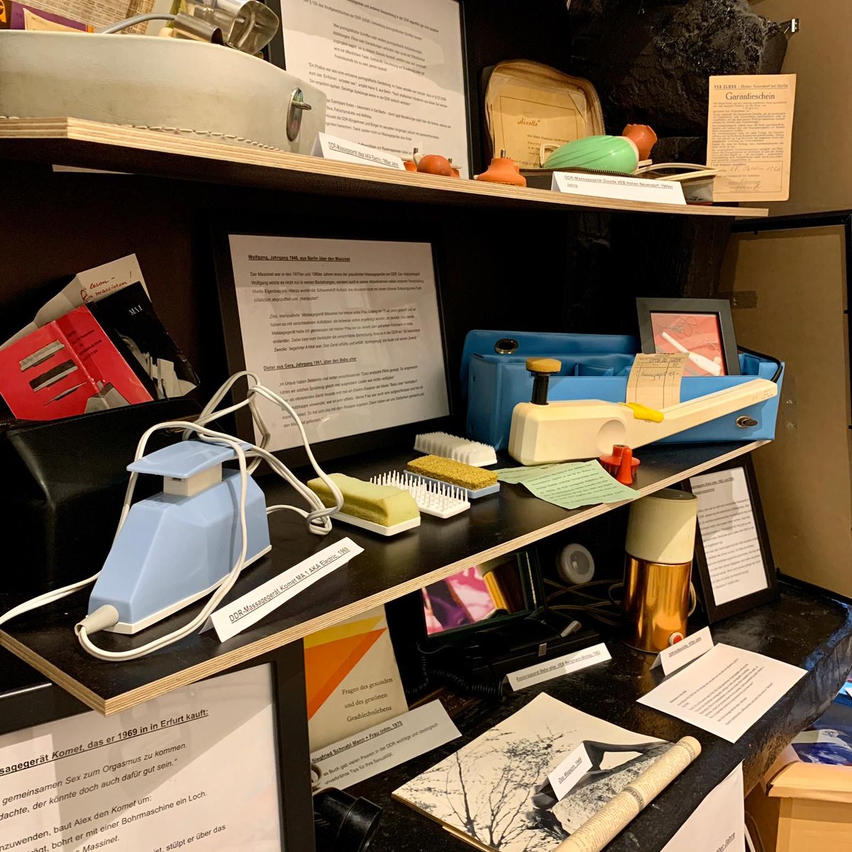 Plug + Play: Hier ein Ausschnitt der DDR-Abteilung - auch hier gab es Massagegeräte, Vibratoren allerdings nicht. Erfahrt bei uns mehr zur Geschichte der Vibratoren!🔥 
.
.
.
#eroticartmuseum #eroticart #eroticarthamburg #hamburgkunst #hamburgzeigtkunst #reeperotica #kultur