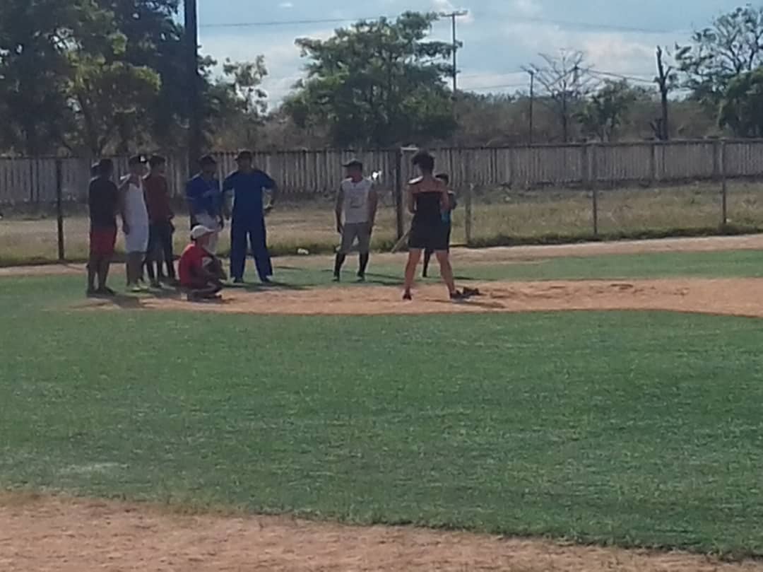 BMTEG1's tweet photo. Infantes del BMTEG "Gran Cacique Guaicaipuro" conformando el equipo de Softball del batallón en las instalaciones del Campo deportivo de Fundorfa

@NicolasMaduro 
@miliciavalencia
@BernalManuelG 
@CeballosIchaso 
@DRMMREDICentral
@vladimirpadrino 
@dcabellor https://t.co/3uiEVBF53c