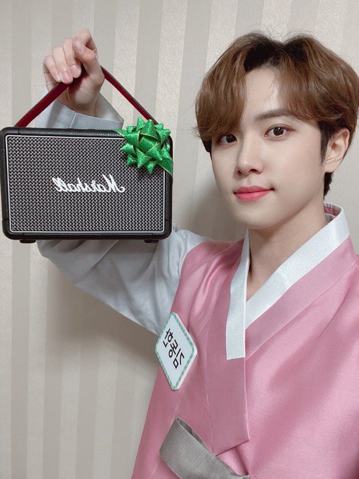 KDH_official's tweet photo. 트로트까지 1위를 섭렵해버린 둥지 김동한선생😎 따라 할 수 없는 무대매너로 무대를 불태웠습니다🔥 흥많은 동한이와 함께 남은 목요일도 힘내세요🕺❤️ (녹화 후 동하니😆)

#김동한 #KIMDONGHAN https://t.co/XE4qXBsZRC