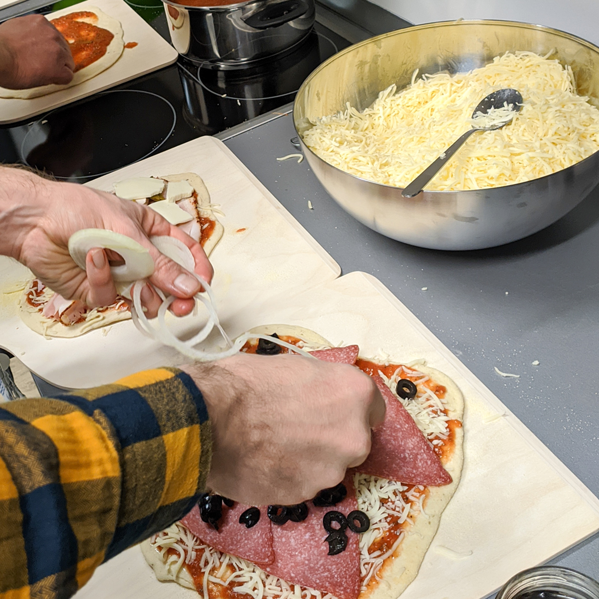 Speed4Trade's tweet photo. 🍕 Eins unserer Softwareentwickler-Teams traf sich vor kurzem nach Feierabend. Sie belegten bei ihrem gemeinsamen #Teamabend hingebungsvoll Pizzen & ließen sich ihre knusprigen Kreationen schmecken. Da bekommt man Hunger beim Anschauen!😃 #TeamSpeed4Trade #pizzatime #pizza https://t.co/UHytzj2HIa