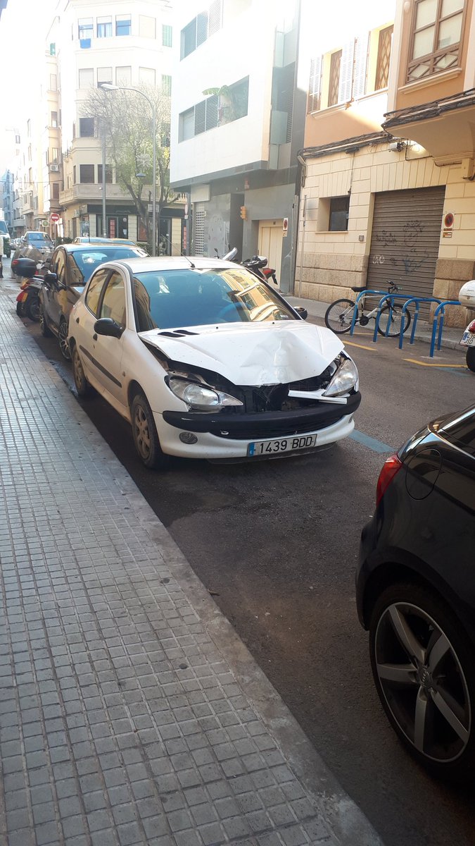 Tolo_Ca's tweet photo. @hila @policiadepalma @jmadrover @ajuntpalma @FranciscoDucros @xiscod @adngarciacampos @OliveiraS_Dani @MaribelMblglez @Carme_Palomino @AresFerLom Pues aquí tenéis otro q lleva como 2 meses. C/Pere Martell, 29 #palmacivica #palmaincivica https://t.co/lVr6hvpQ86