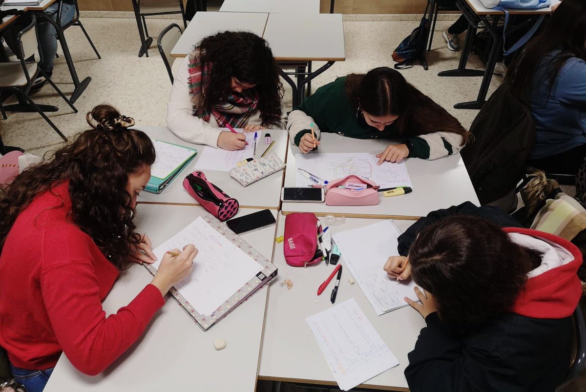 CES_RMISEVILLA's tweet photo. ➡Los alumn@s de #2APSD trabajan sociogramas en el módulo de Destrezas Sociales... ¡empezando la mañana a tope!⬅ #FelizMiercoles #Sociogramas #SurFEarParaAmar https://t.co/AT0S4sF5Ko