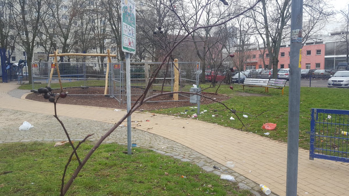 Bluday5's tweet photo. Unser Wohnumfeld vermüllt und der kommunalen WBM und den Entsorgern interessiert es nicht. (Karl-Marx-Allee, Mitte) @morgenpost @bzberlin @BERLINER_KURIER https://t.co/nqKbSpDVzs
