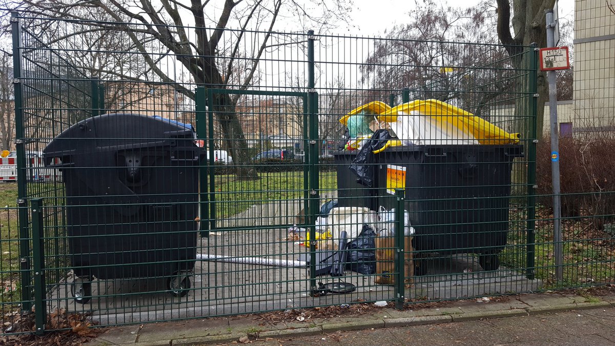 Bluday5's tweet photo. Unser Wohnumfeld vermüllt und der kommunalen WBM und den Entsorgern interessiert es nicht. (Karl-Marx-Allee, Mitte) @morgenpost @bzberlin @BERLINER_KURIER https://t.co/nqKbSpDVzs
