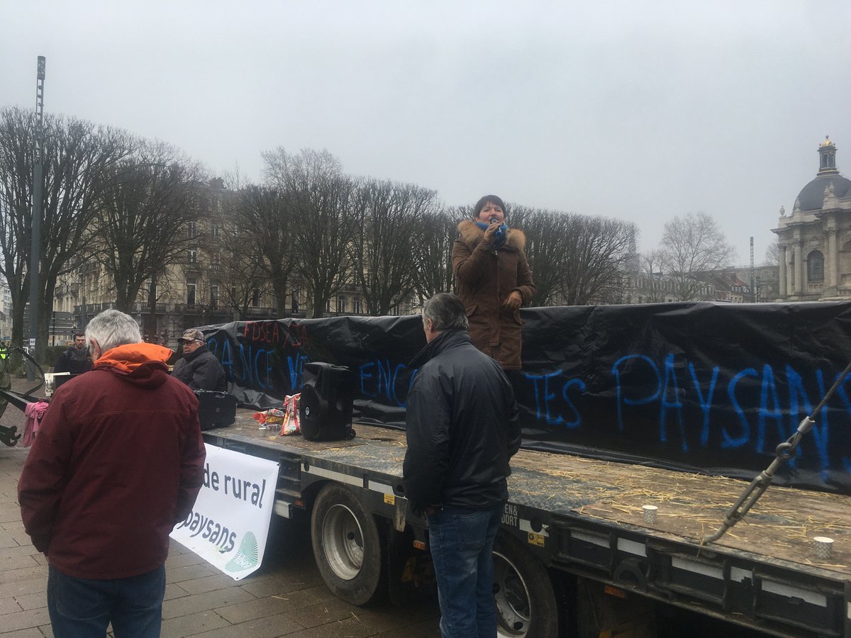 CanivezCh's tweet photo. « Il est temps de regagner nos maisons ». Les agriculteurs vont quitter Lille. https://t.co/ziYrgGmVY4