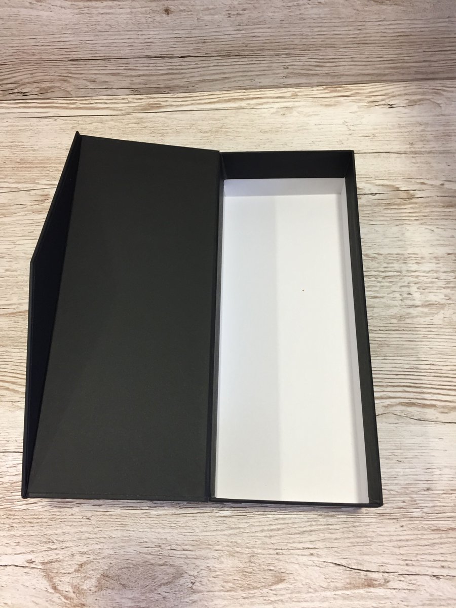 TweetBLL's tweet photo. This paper overboard box, with ATP tennis logo is exactly what you need for holding champagne bottles and the like. Secured shut by a flap lid with a concealed magnet. #bespokeboxes #personalisedboxes https://t.co/DXlBwDHcnN