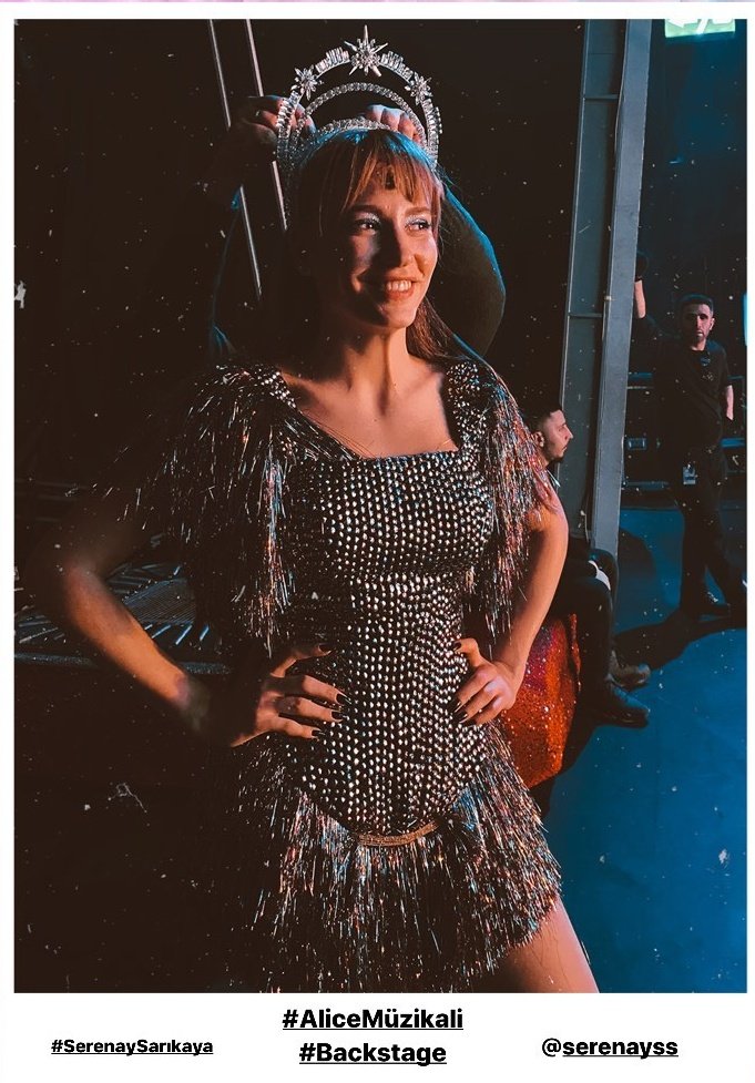 SerenaysLatam's tweet photo. 👗 Bebek 😊🥰
Nuevas fotos de nuestra chica en backstage de #Alicemüzikali 
#SerenaySarikaya #Alice https://t.co/vi4NAu4Xv7