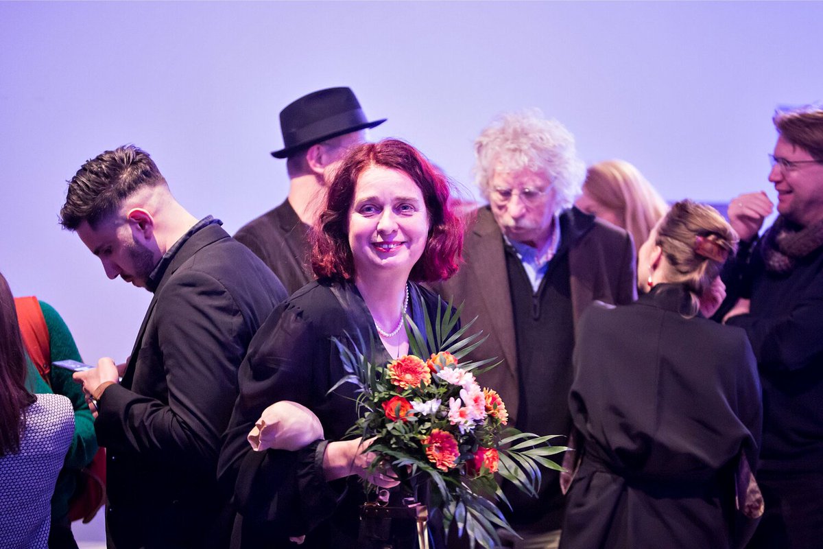 Dooorie's tweet photo. Hach war das schön. Ich war Margaret Thatcher, und Jürgen Maier war Antonio Gramsci. Beim dritten Foto (ohne Perücke) ist mein Papa im Hintergrund. Mehr hier: https://t.co/EctuX3t4AT https://t.co/jrmYlwA4Cb