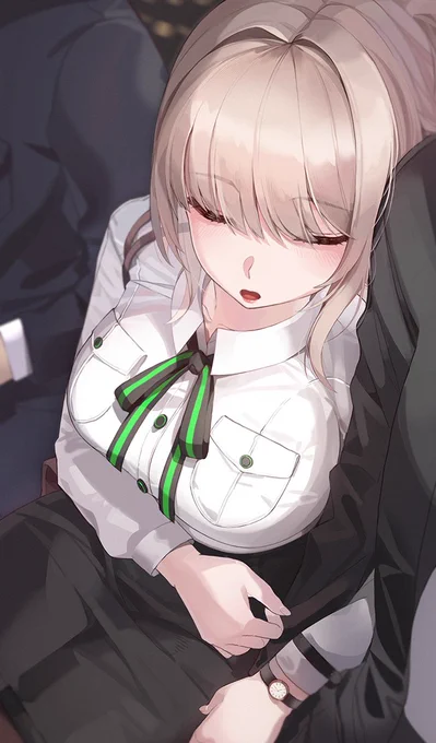 電車に乗る時に眠ってしまって寄りかかってくる先輩のOLさん。? 