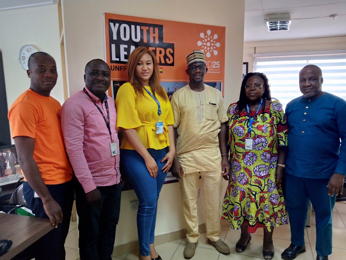 praise_dee_'s tweet photo. The team just had a debriefing session with @UNFPAGHANA Representative @niyioju. #Day3 @UNFPA @UNFPATogo https://t.co/3FY5Z33N8R