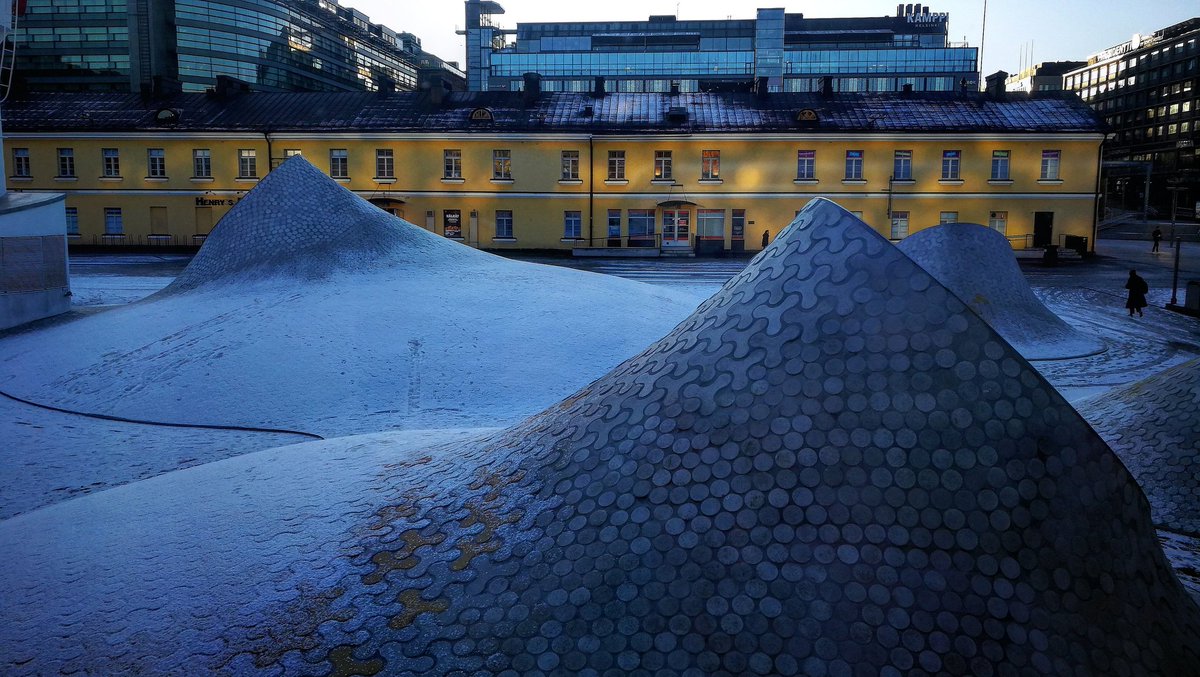 HurskainenTuula's tweet photo. Kokouksen päätteeksi vilkaisu ikkunasta ulos #Lasipalatsi #Helsinki https://t.co/qKRDZRPIy7