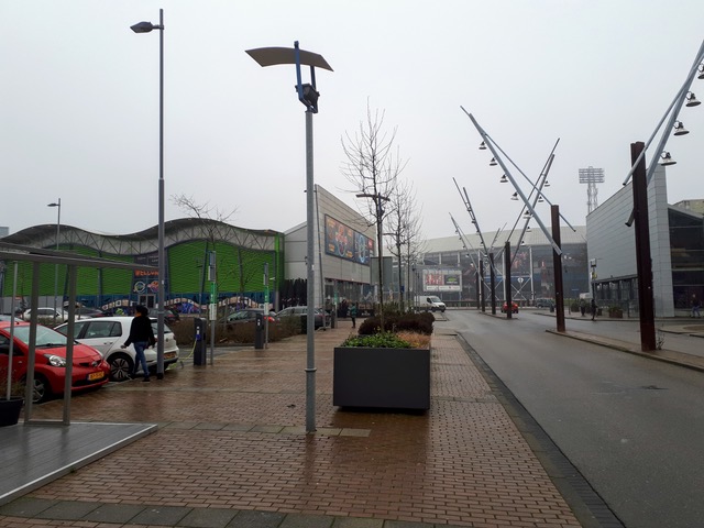 Er komt nieuw groen op De Veranda. Al het tijdelijke groen wordt de komende weken vervangen door vaste planten en bomen. Dat wil zeggen dat deze ieder jaar weer in bloei komen te staan. Op naar het voorjaar! bit.ly/2RK6u6W