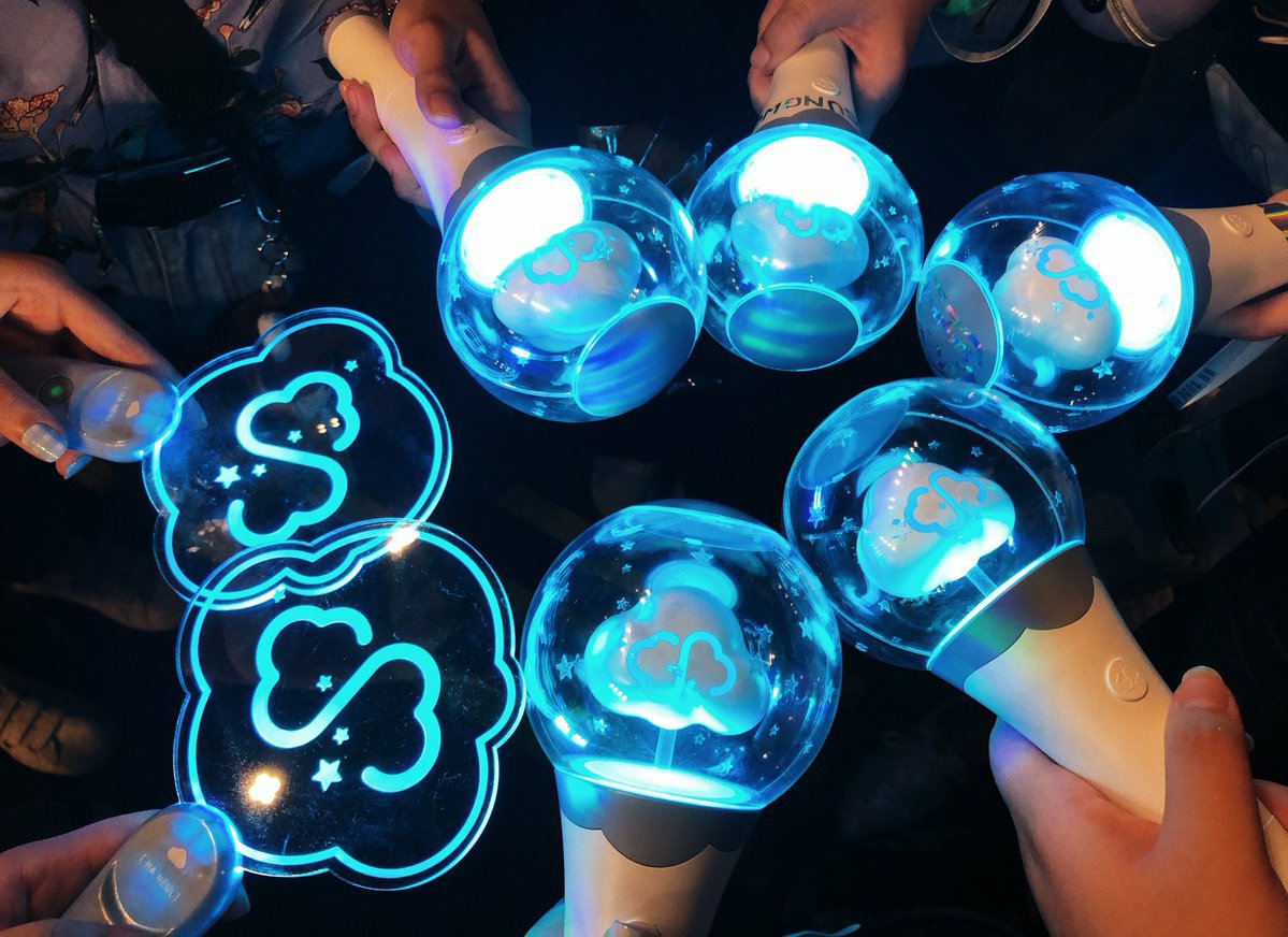 sparkscloud's tweet photo. Because sooo many people just found out about how pretty our Ddallangi-bong (Ha Sungwoon light stick) is, lemme show you more photos of it💙☁ https://t.co/teo5CT9F0K
