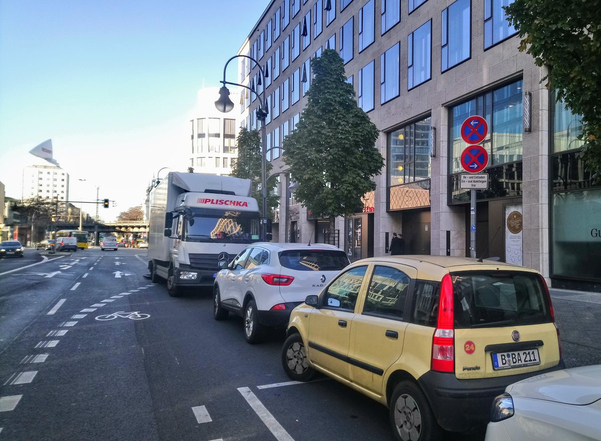 BikingBerlin's tweet photo. Hier zu sehen ist mal wieder so ein Dauerbrenner: sowohl der markierte (aber nicht abgetrennte oder geschützte) Radweg als auch das Parkverbotsschild sind nicht zu übersehen, trotzdem sind hier jeden Morgen Autos und Transporter zu umfahren. #runtervomradweg #mehrplatzfürsad #tbt https://t.co/uXZsierG8w