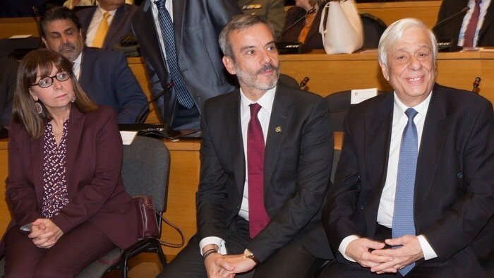 Εν μέσω των δυο πρώτων πολιτών της χώρας μας, πριν λίγες μέρες στο Δημαρχείο Θεσσαλονίκης.

Εύχομαι καλή και γόνιμη θητεία.