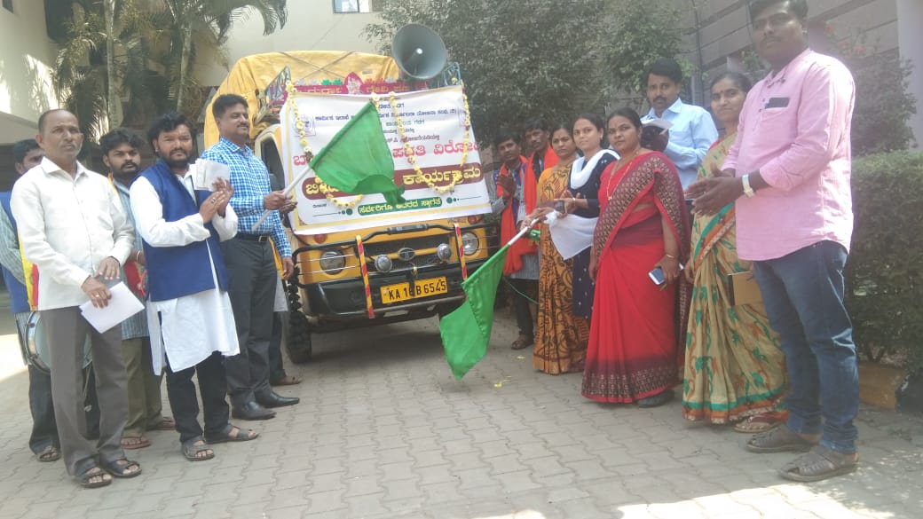 LO_Gadag's tweet photo. ಬಾಲಕಾರ್ಮಿಕ ಹಾಗೂ ಕಿಶೋರ ಕಾರ್ಮಿಕ (ನಿ&amp;ನಿ) ಕಾಯ್ದೆ 1986 ಹಾಗೂ ತಿದ್ದುಪಡಿ ಕಾಯ್ದೆ 2016ರನ್ವಯ ಬಾಲಕಾರ್ಮಿಕ ಪದ್ಧತಿ ನಿರ್ಮೂಲನೆ ಕುರಿತಾದ ಮಾಹಿತಿಯುಳ್ಳ ಬೀದಿ ನಾಟಕ ಕಾರ್ಯಕ್ರಮಕ್ಕೆ ಮಾನ್ಯ ಜಿಲ್ಲಾಧಿಕಾರಿಗಳಾದ ಎಂ.ಜಿ.ಹಿರೇಮಠ ಗದಗ ಇವರು ಚಾಲನೆ ನೀಡಿದರು. https://t.co/Z9aOa5sSPU