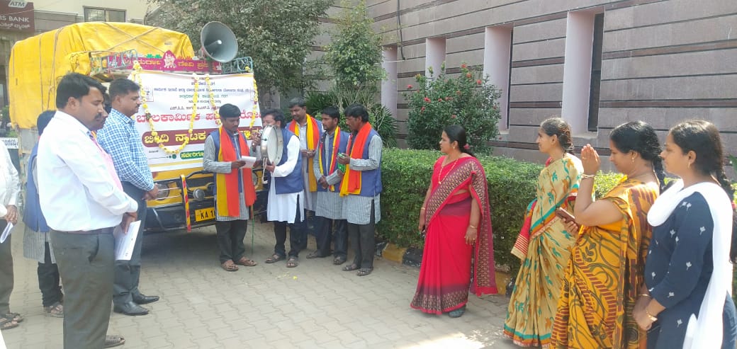 LO_Gadag's tweet photo. ಬಾಲಕಾರ್ಮಿಕ ಹಾಗೂ ಕಿಶೋರ ಕಾರ್ಮಿಕ (ನಿ&amp;ನಿ) ಕಾಯ್ದೆ 1986 ಹಾಗೂ ತಿದ್ದುಪಡಿ ಕಾಯ್ದೆ 2016ರನ್ವಯ ಬಾಲಕಾರ್ಮಿಕ ಪದ್ಧತಿ ನಿರ್ಮೂಲನೆ ಕುರಿತಾದ ಮಾಹಿತಿಯುಳ್ಳ ಬೀದಿ ನಾಟಕ ಕಾರ್ಯಕ್ರಮಕ್ಕೆ ಮಾನ್ಯ ಜಿಲ್ಲಾಧಿಕಾರಿಗಳಾದ ಎಂ.ಜಿ.ಹಿರೇಮಠ ಗದಗ ಇವರು ಚಾಲನೆ ನೀಡಿದರು. https://t.co/Z9aOa5sSPU