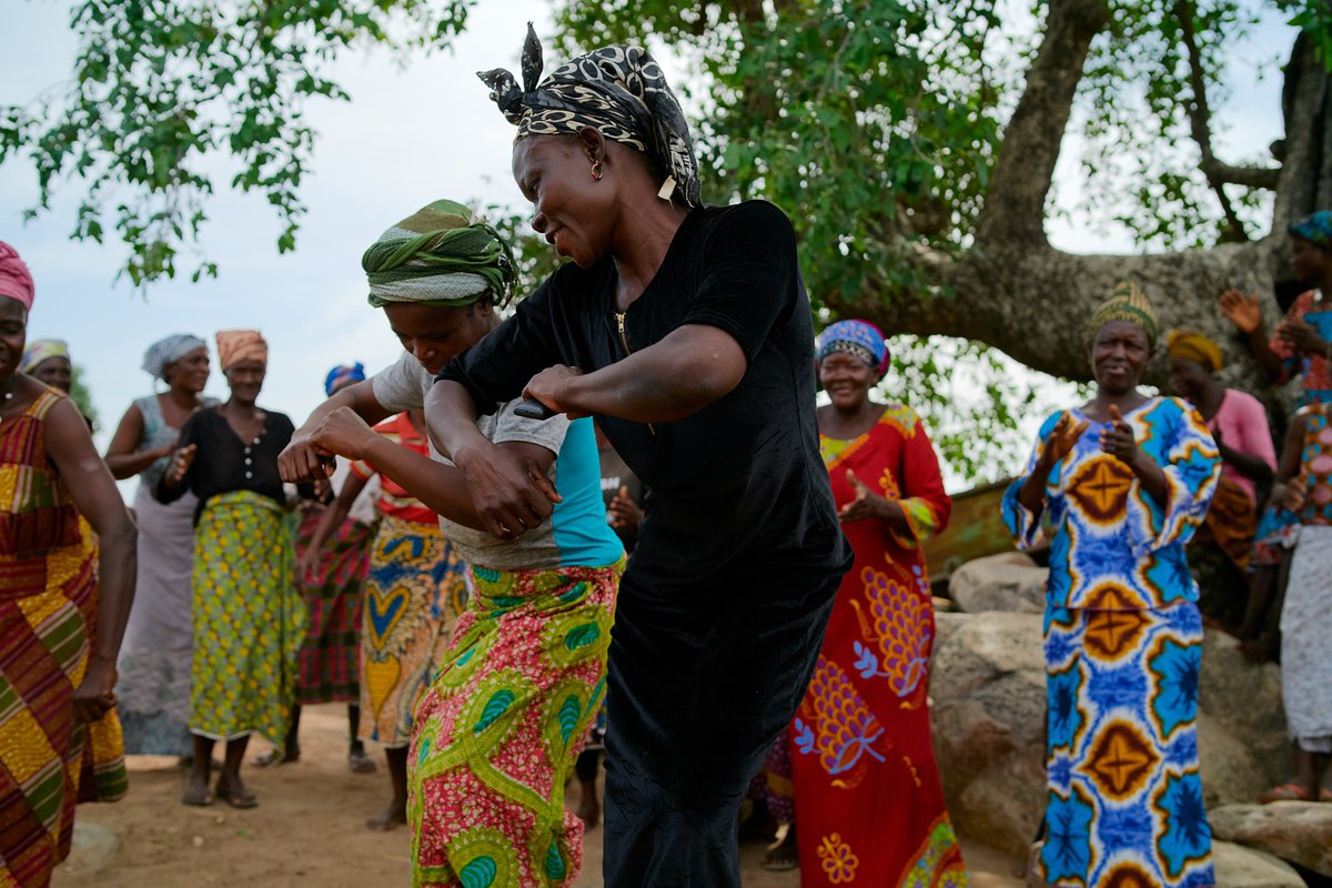 WaterAid_Ghana's tweet photo. The Nimleo Lamma women's group, in Kayoro-Aneo, Ghana.

They were founded over 10 years ago with the aim of supporting each other.

WaterAid Ghana has been present in their community for over three years, teaching them about water and sanitation.
#ChangingNormal #Sustainability https://t.co/35NoEW8K23
